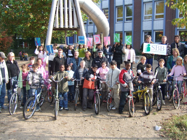 Sch&uuml;ler mit neuen Fahrr&auml;dern