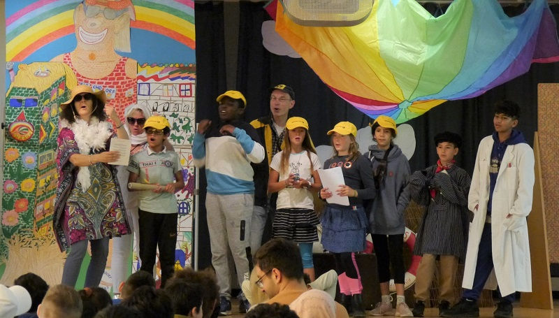 Kinder und Erwachsene auf der B&uuml;hne