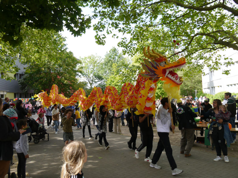 Der Wilhelmsburger chinesische Drache, getragen von Sch&uuml;lerinnen und Sch&uuml;lern