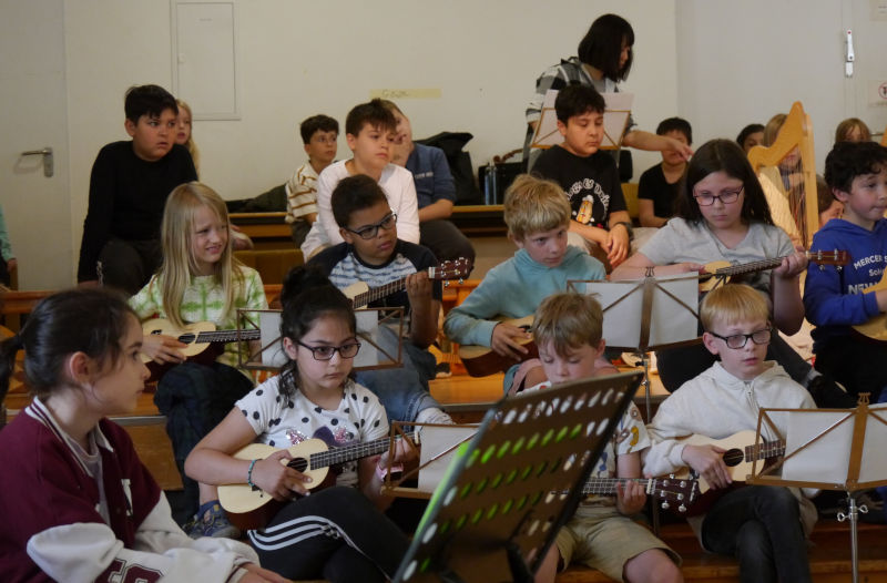 JeKi-Kinder spielen Ukulele