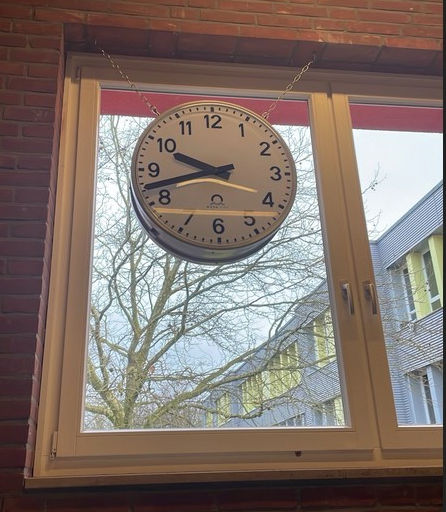 Die neue gro&szlig;e Schuluhr