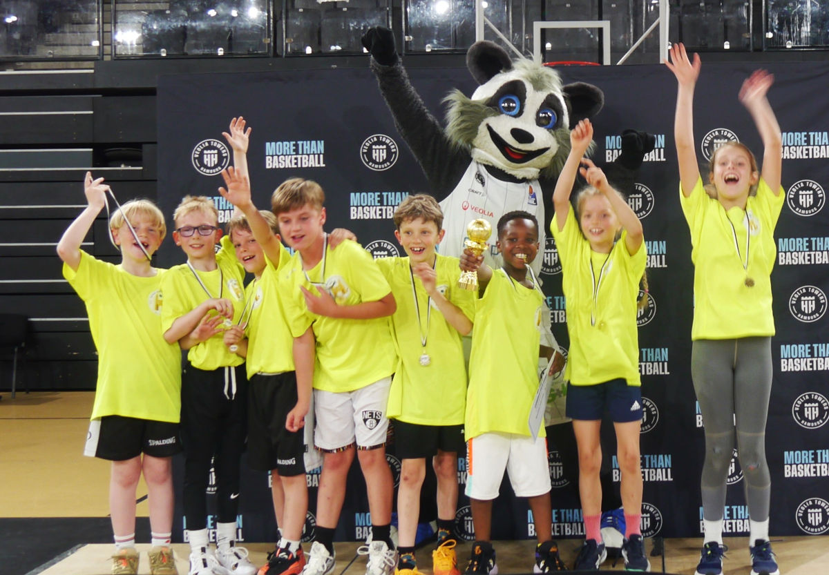 Team der Burgweide Baskets mit dem Pokal