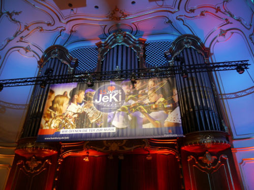 Jubil&auml;umskonzert 15 Jahre JeKi, Die Orgel der Laeiszhalle mit einem gro&szlig;en JeKi-Plakat davor