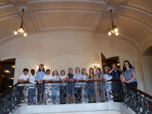 Jubil&auml;umskonzert 15 Jahre JeKi, Unsere Kinder in der Laeiszhalle auf einem Treppenhaus-Balkon