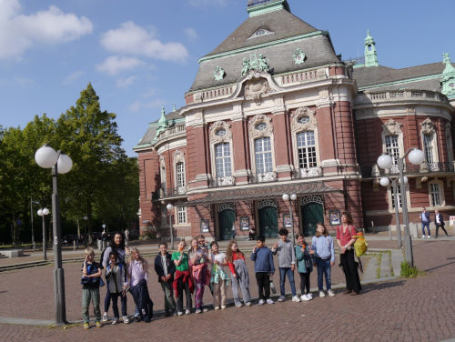 Jubil&auml;umskonzert 15 Jahre JeKi, Unsere Kinder vor der Laeiszhalle