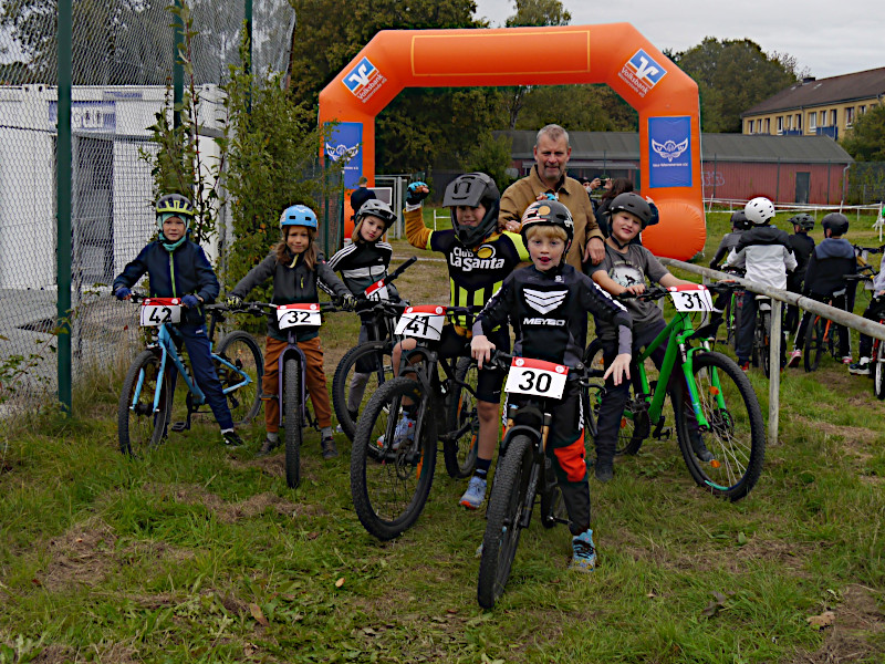 die Kinder der Burgweide auf ihren Mountain-Bikes