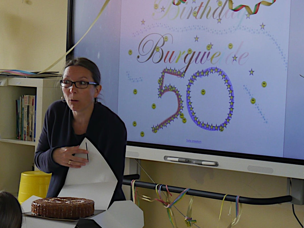 50 Jahre Burgweide - Besuch der Schulsenatorin mit Geburtstagstorte