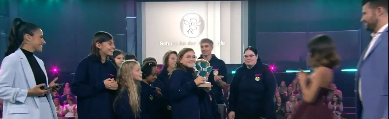 Verleihung des Deutschen Schulpreises 2025 - Unsere Sch&uuml;ler*innen nehmen den Pokal entgegen