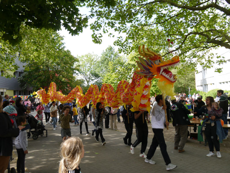 Der Wilhelmsburger chinesische Drache, getragen von Schülerinnen und Schülern
