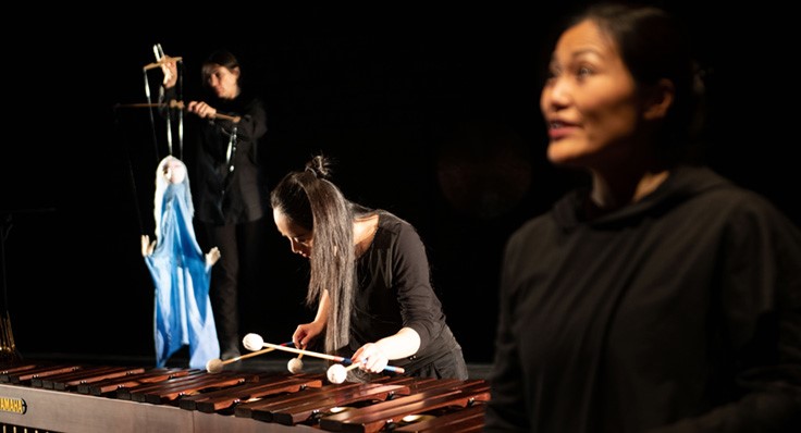 Das Stück Geschöpft - eine Musikerin spielt Marimbaphon