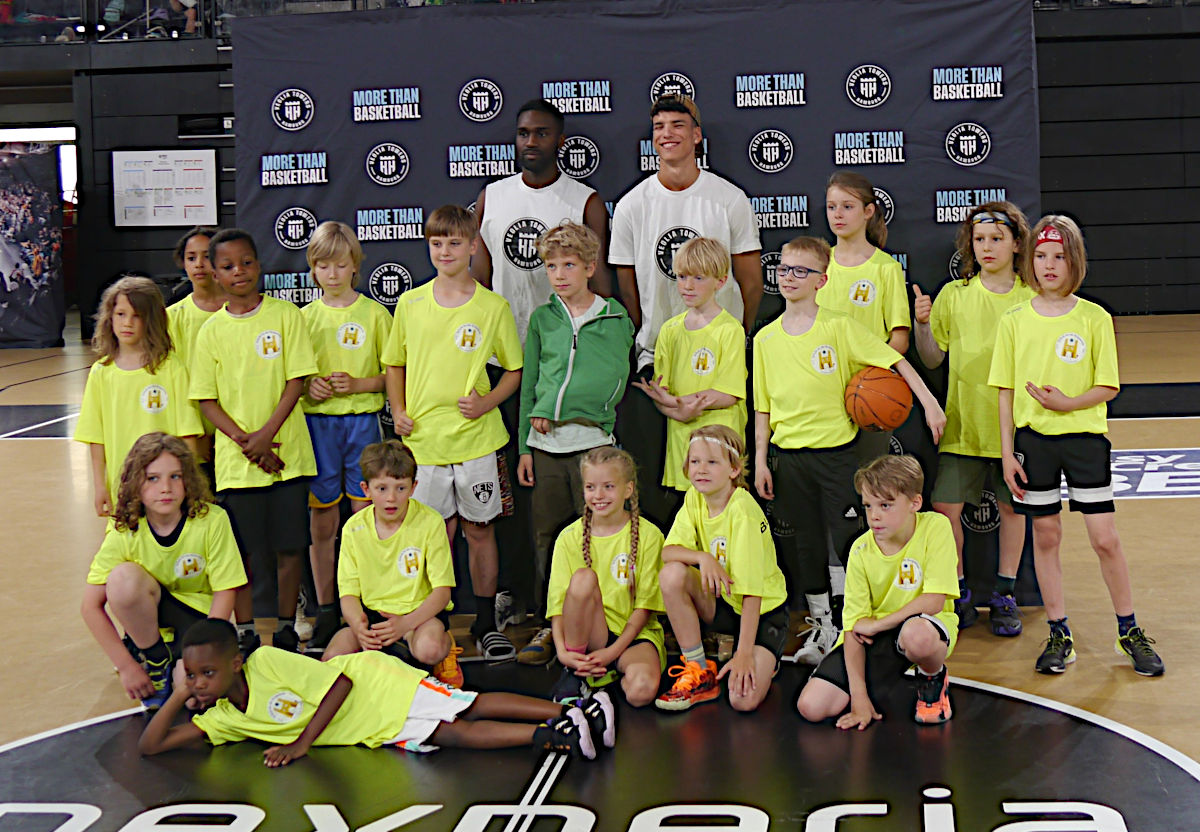 beide Teams der Burgweide Baskets zusammen mit zwei Profis der Towers beide Teams der Burgweide Baskets zusammen mit zwei Profis der Towers