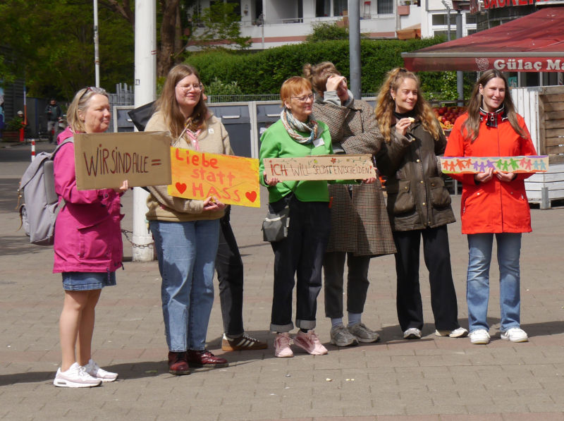 Menschen der Burgweide mit Bannern Menschen der Burgweide mit Bannern