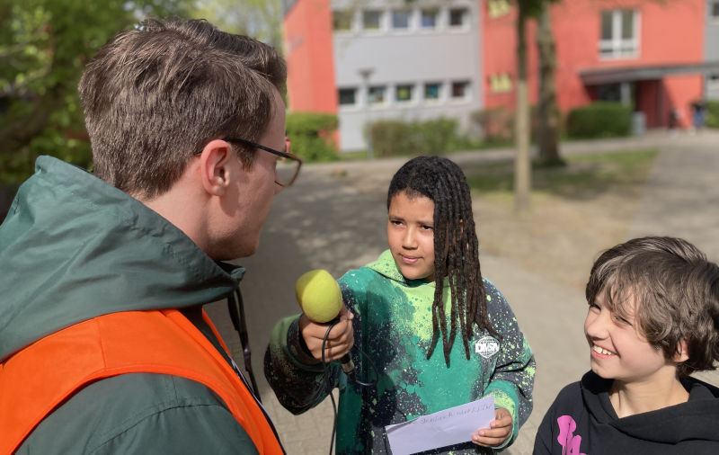Klangfestreporter*innen interviewen Menschen auf dem Schulhof Klangfestreporter*innen interviewen Menschen auf dem Schulhof