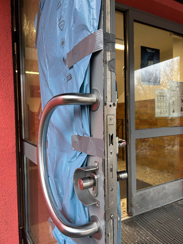 aufgebrochene und zerst&ouml;rte T&uuml;ren